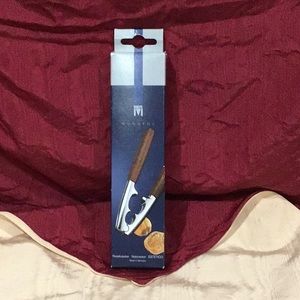 Monopol nutcracker